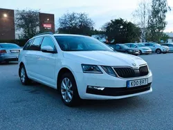 Vit Begagnad 2019 Skoda Octavia Ambition Kombi | 99 700 kr (Marknadspris)