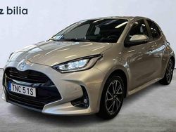 Silver Begagnad 2025 Toyota Yaris Hybrid Halvkombi | 279 900 kr