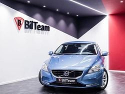 Blå Begagnad 2015 Volvo V40 Kinetic Kombi | 135 000 kr (Marknadspris)