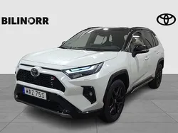 Vit Begagnad 2023 Toyota RAV4 Hybrid Sport SUV | 479 900 kr (Marknadspris)