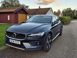 Blå Begagnad 2019 Volvo V60 CC Kombi | 255 000 kr (Marknadspris)
