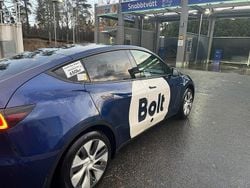 Blå Begagnad 2024 Tesla Model Y Standard Range SUV | 369 000 kr (Lite dyr)