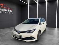 Vit(white crystal shine) Begagnad 2017 Toyota Auris Touring Sports Edition Kombi | 139 900 kr (Marknadspris)