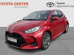 Röd Begagnad 2024 Toyota Yaris Hybrid Style Halvkombi | 279 900 kr (Marknadspris)