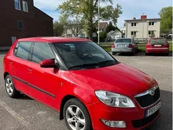 Röd Begagnad 2013 Skoda Fabia Elegance Halvkombi | 52 000 kr (Marknadspris)