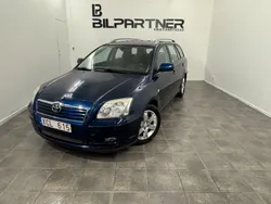 Mörkblå Begagnad 2004 Toyota Avensis Kombi | 34 999 kr (Marknadspris)