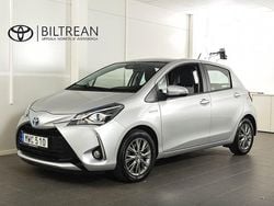 Silver Begagnad 2018 Toyota Yaris Hybrid Active Halvkombi | 159 900 kr (Marknadspris)