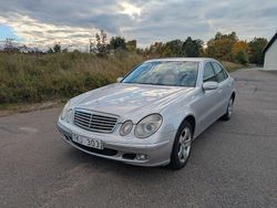 Ljusgrå (grå) Begagnad 2003 Mercedes E240 Sedan | 25 000 kr (Bra pris)
