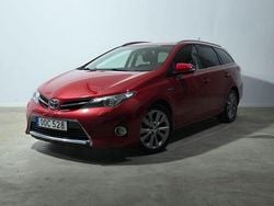 Mörkröd (röd) Begagnad 2014 Toyota Auris Hybrid Kombi | 124 900 kr (Marknadspris)