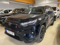 Svart Begagnad 2024 Toyota RAV4 Hybrid Sport SUV | 509 900 kr (Marknadspris)