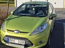 Grön Begagnad 2010 Ford Fiesta Titanium Halvkombi | 43 000 kr (Marknadspris)