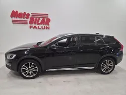 Svart Begagnad 2018 Volvo V60 CC Momentum Kombi | 209 900 kr (Marknadspris)