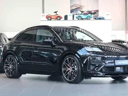 Svart Ny 2025 Porsche Macan Turbo SUV | 1 428 000 kr (Bra pris)