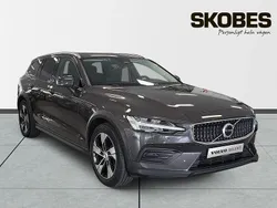 Grå Begagnad 2023 Volvo V60 CC Core Kombi | 399 400 kr (Marknadspris)