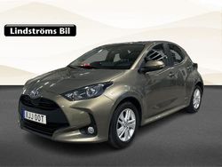 Grön Begagnad 2022 Toyota Yaris Hybrid Active Halvkombi | 214 900 kr (Marknadspris)