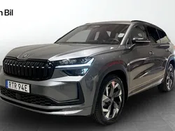 Grå (graphite grey metallic) Begagnad 2025 Skoda Kodiaq SportLine SUV | 499 900 kr (Superpris)