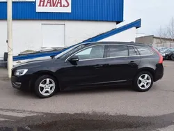 Svart Begagnad 2015 Volvo V60 Momentum Kombi | 129 500 kr