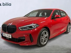 Röd Begagnad 2024 BMW 118 M Sport Halvkombi | 308 900 kr (Lite dyr)