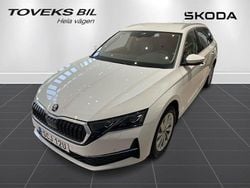 Vit (candy white) Ny 2025 Skoda Octavia Selection Kombi | 359 900 kr (Marknadspris)