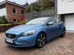 Blå Begagnad 2015 Volvo V40 Kombi | 119 900 kr (Marknadspris)