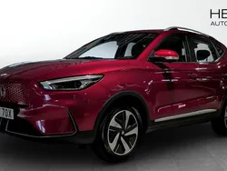 Röd (red) Begagnad 2022 MG ZS Luxury Sedan | 224 900 kr (Superpris)