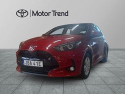 Röd Begagnad 2024 Toyota Yaris Hybrid Active Halvkombi | 249 000 kr (Marknadspris)