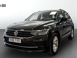 Grå Begagnad 2022 VW Tiguan Life SUV | 299 900 kr (Marknadspris)