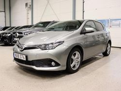 Ljusgrå (grå) Begagnad 2015 Toyota Auris Active Halvkombi | 138 900 kr (Marknadspris)