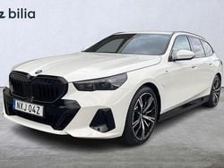 Vit Begagnad 2024 BMW 530e Comfort Edition Kombi | 659 900 kr (Marknadspris)