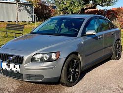 Grå Begagnad 2004 Volvo S40 Sedan | 33 500 kr (Marknadspris)