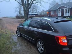 Brun Begagnad 2015 Skoda Superb Elegance Kombi | 123 900 kr (Marknadspris)