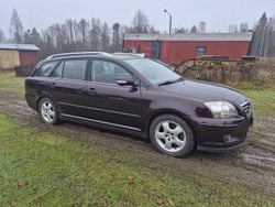 Röd Begagnad 2006 Toyota Avensis Kombi | 28 500 kr (Marknadspris)