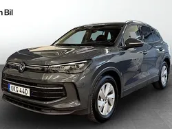Grå Begagnad 2024 VW Tiguan Life SUV | 379 900 kr (Dyr)
