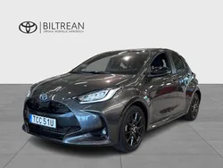 Mörkgrå (grå metallic ) Begagnad 2023 Toyota Yaris Hybrid Style Halvkombi | 249 000 kr (Marknadspris)
