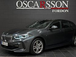 Grå Begagnad 2021 BMW 118 Shadowline Halvkombi | 249 900 kr (Marknadspris)