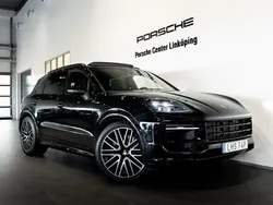 Svart (black) Begagnad 2025 Porsche Cayenne S E-Hybrid SUV | 1 495 000 kr (Superpris)