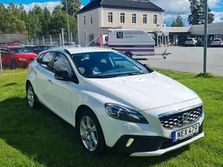 Vit Begagnad 2016 Volvo V40 CC Summum Kombi | 148 000 kr (Bra pris)