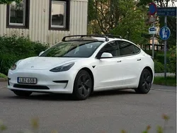 Vit Begagnad 2021 Tesla Model 3 Standard Range Sedan | 260 000 kr (Marknadspris)