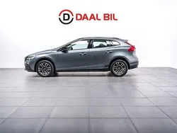 Grå Begagnad 2018 Volvo V40 CC Plus Kombi | 214 700 kr (Marknadspris)