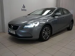Grå Begagnad 2017 Volvo V40 Business Edition Kombi | 169 000 kr (Marknadspris)