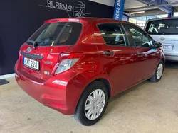 Röd Begagnad 2013 Toyota Yaris Hybrid Life Halvkombi | 88 000 kr (Marknadspris)