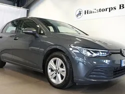 Grå Begagnad 2022 VW Golf VIII Halvkombi | 289 900 kr (Marknadspris)