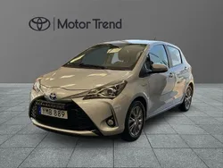 Silver Begagnad 2017 Toyota Yaris Hybrid Active Halvkombi | 139 000 kr (Marknadspris)