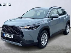 Grå Begagnad 2025 Toyota Corolla Cross Active SUV | 369 900 kr (Marknadspris)