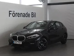 Svart Begagnad 2022 BMW 118 Sport Line Halvkombi | 229 000 kr (Marknadspris)