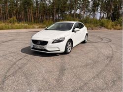 Vit Begagnad 2014 Volvo V40 Momentum Kombi | 102 000 kr (Marknadspris)