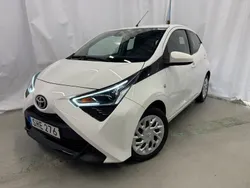 Vit Begagnad 2021 Toyota Aygo X-play Halvkombi | 124 900 kr (Marknadspris)