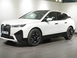 Vit Begagnad 2023 BMW iX Sport Line SUV | 599 900 kr (Marknadspris)