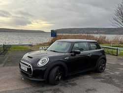 Midnight black metallic Begagnad 2022 Mini Cooper SE Halvkombi | 180 000 kr