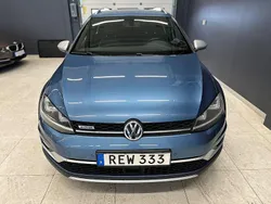 Blå Begagnad 2016 VW Golf Alltrack Kombi | 144 900 kr (Marknadspris)